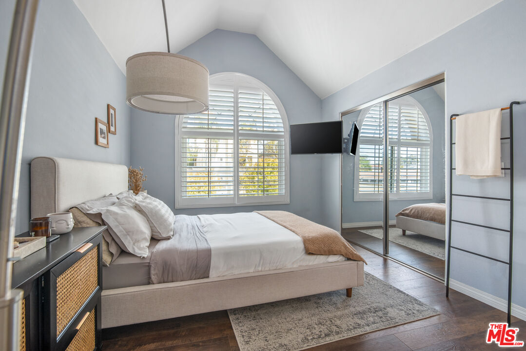 11306 Moorpark St Unit: 20