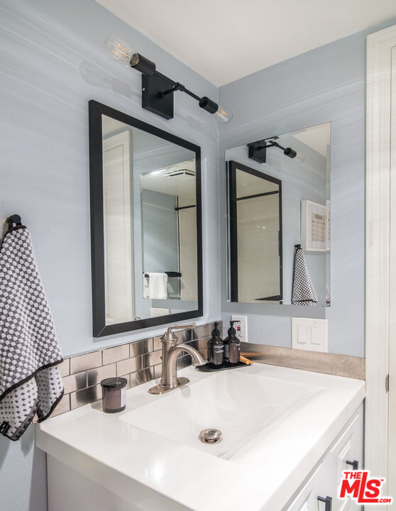 11306 Moorpark St Unit: 20
