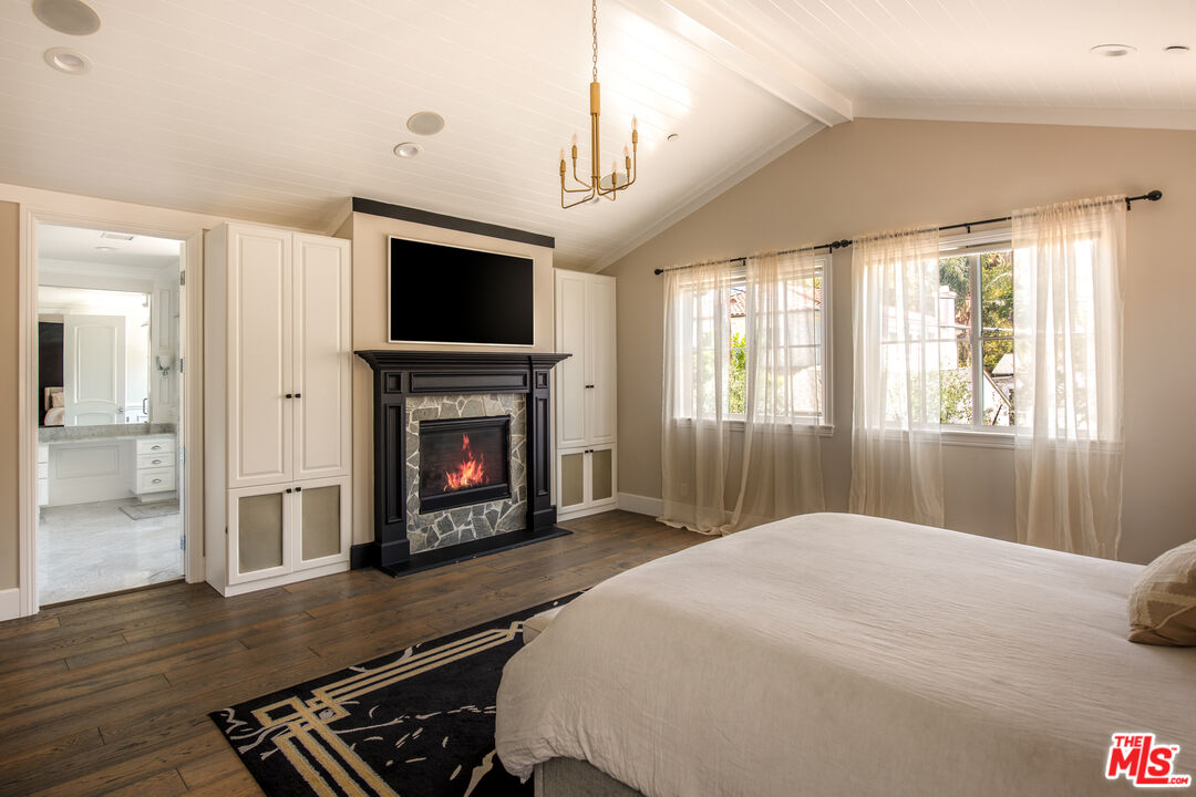 12142 Hollyglen Pl