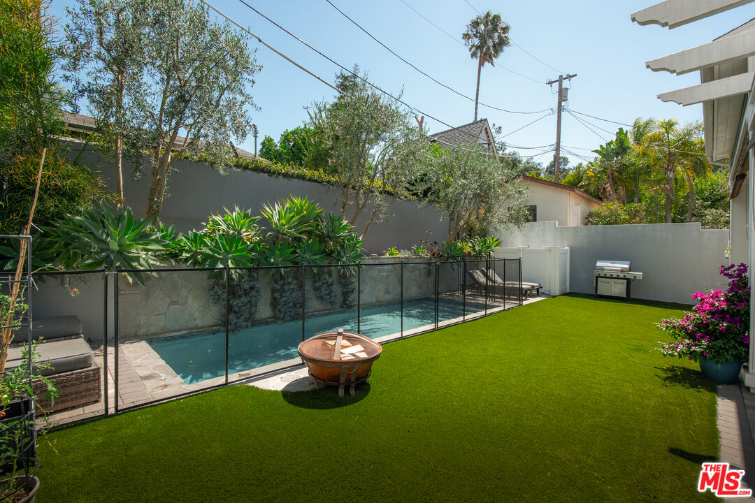 12142 Hollyglen Pl