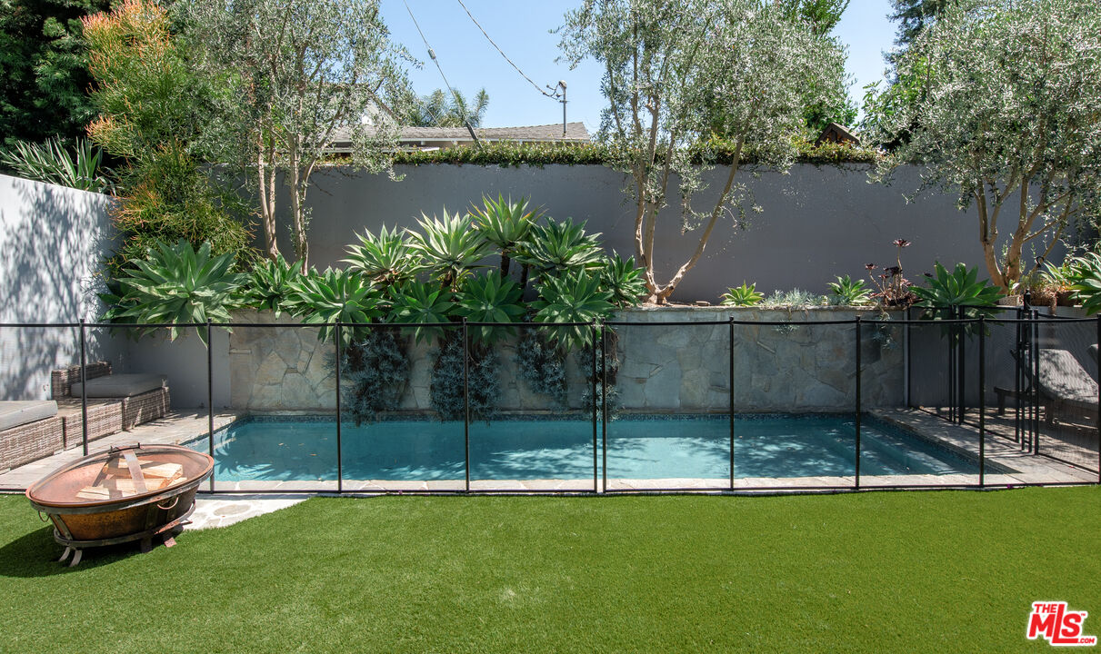 12142 Hollyglen Pl