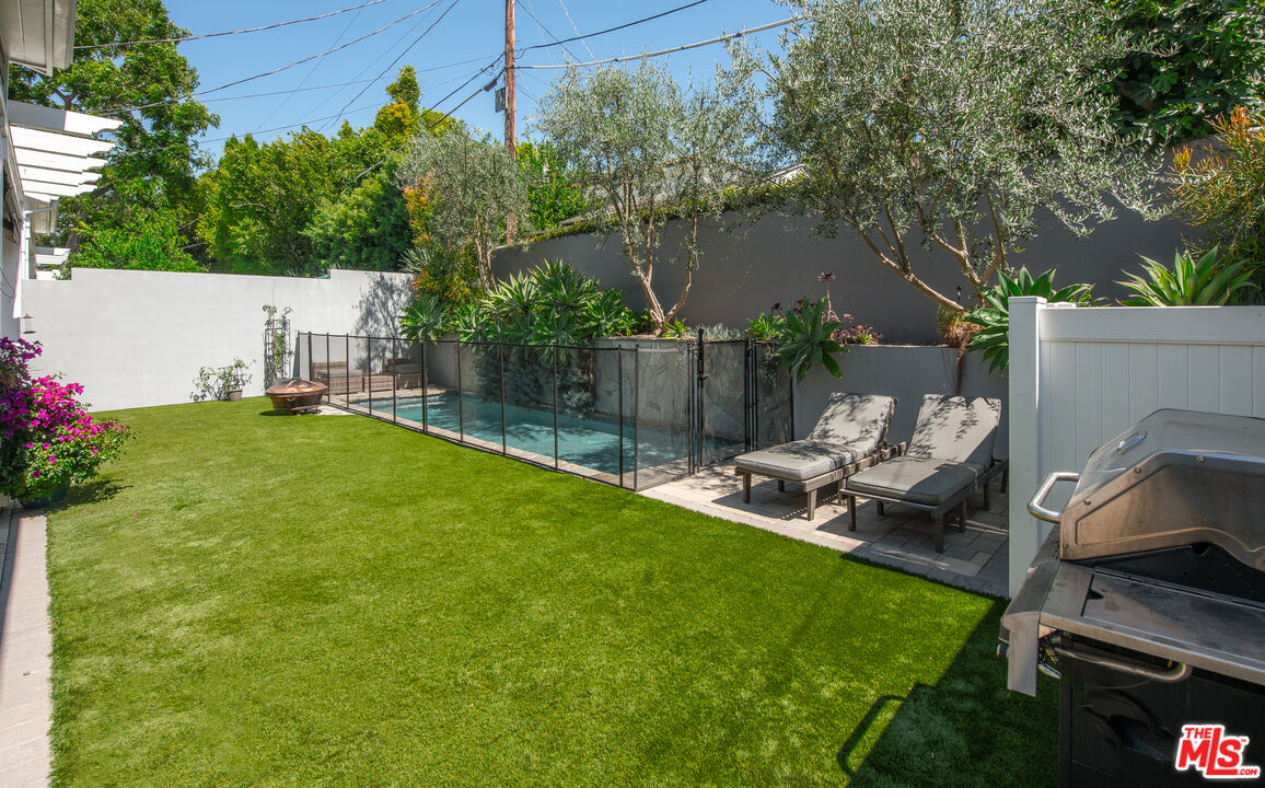 12142 Hollyglen Pl