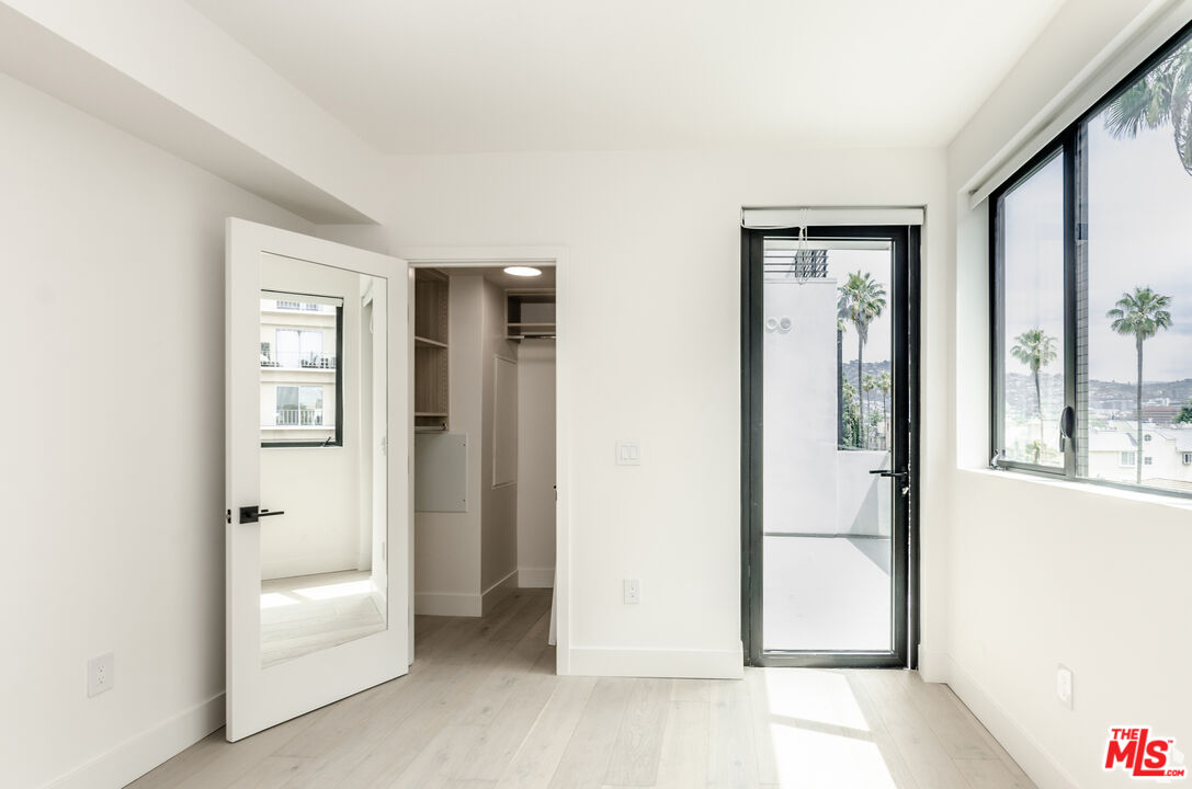 105 S Doheny Dr Unit: PH3