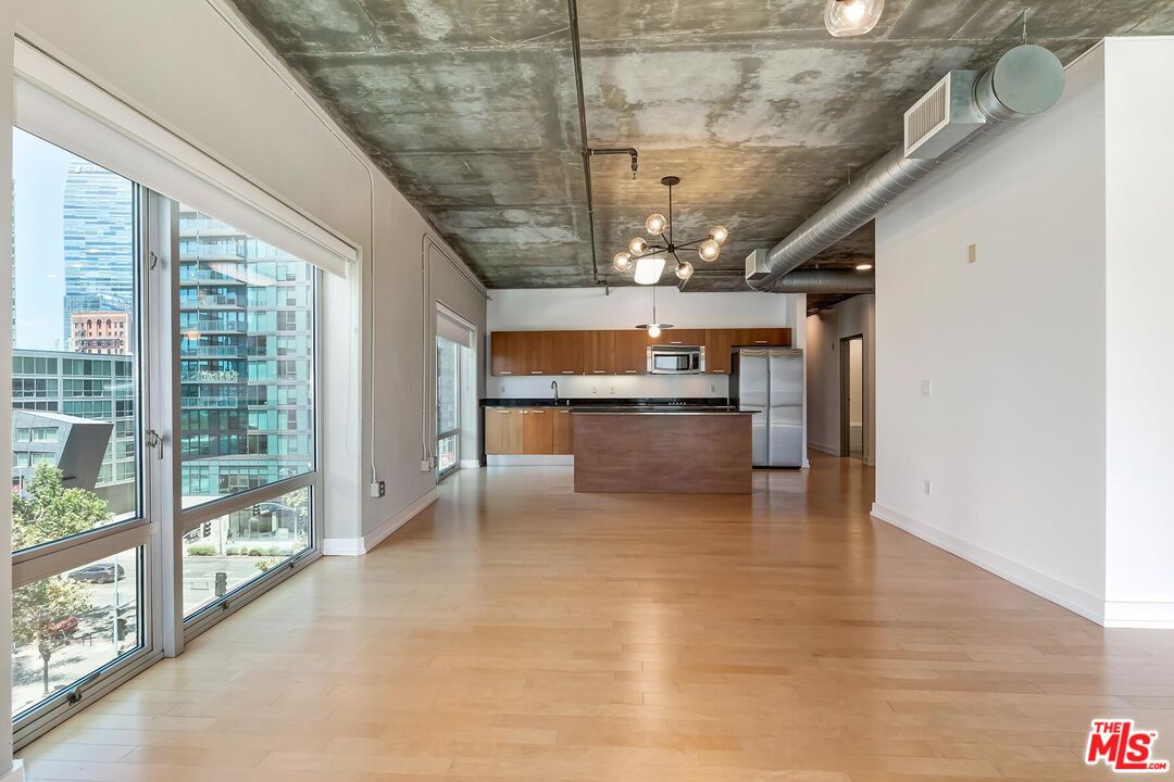 645 W 9th St Unit: 500