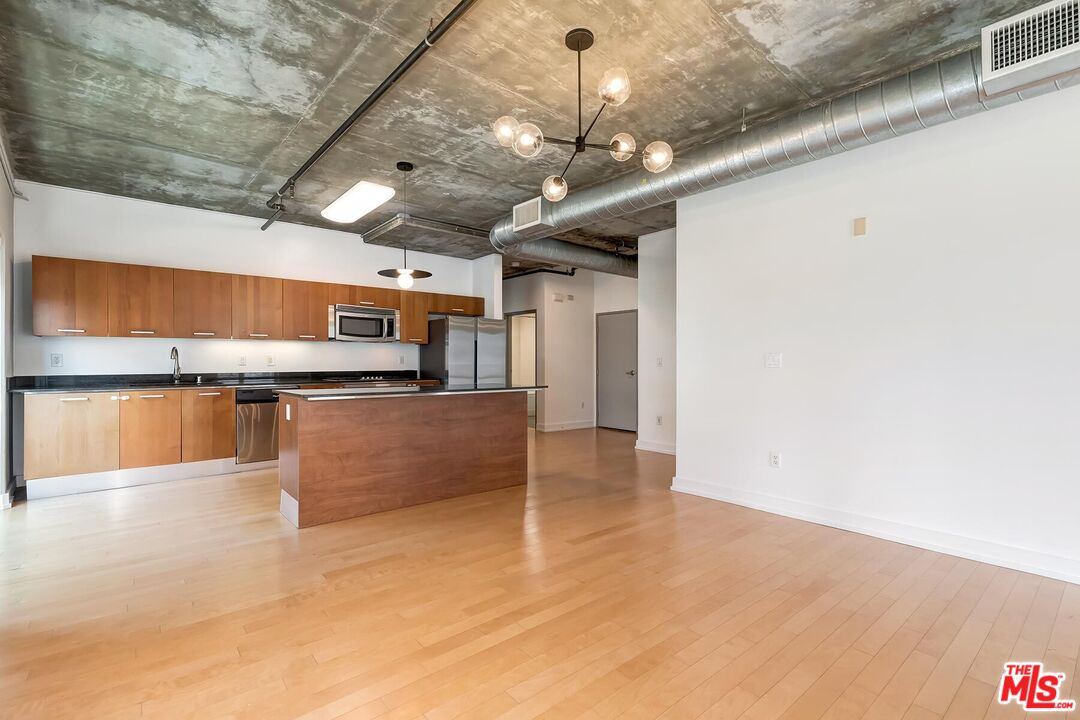 645 W 9th St Unit: 500