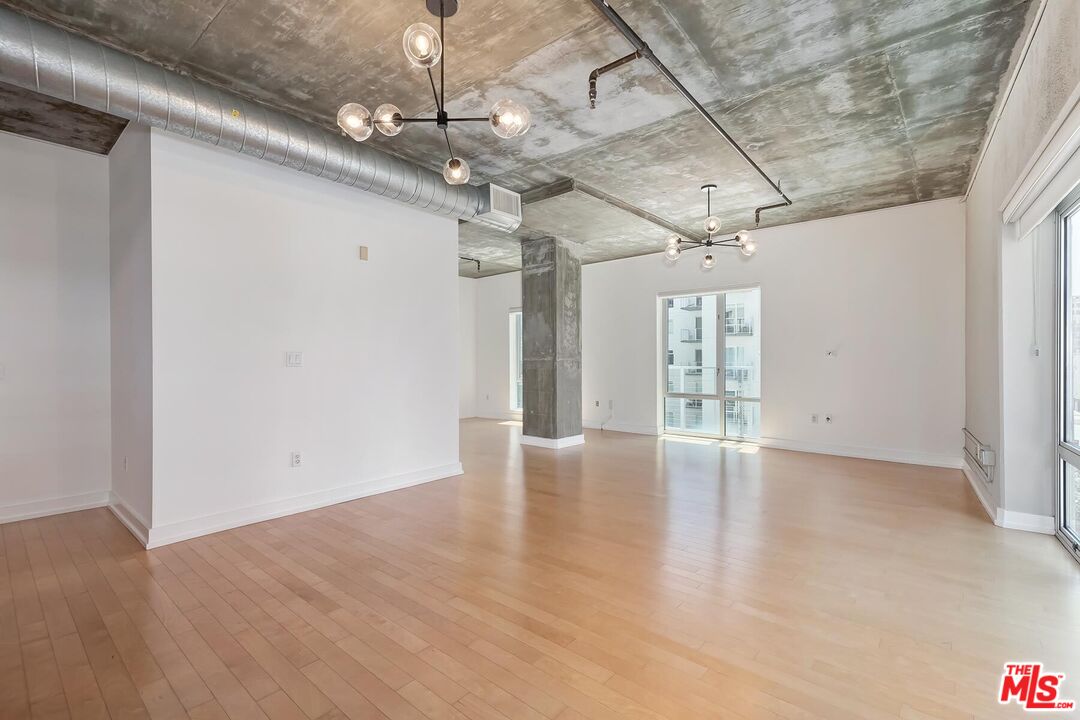 645 W 9th St Unit: 500