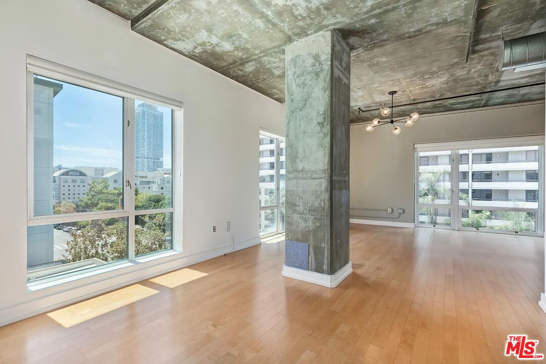 645 W 9th St Unit: 500