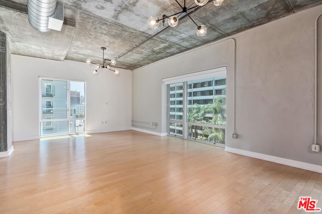 645 W 9th St Unit: 500
