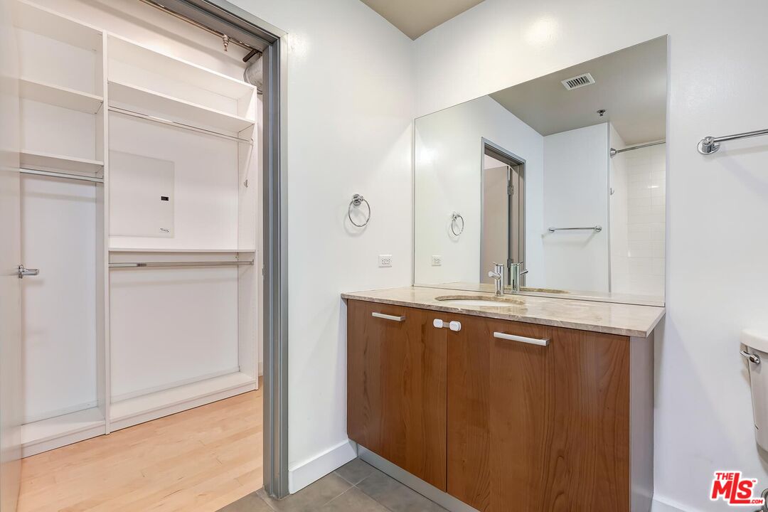645 W 9th St Unit: 500