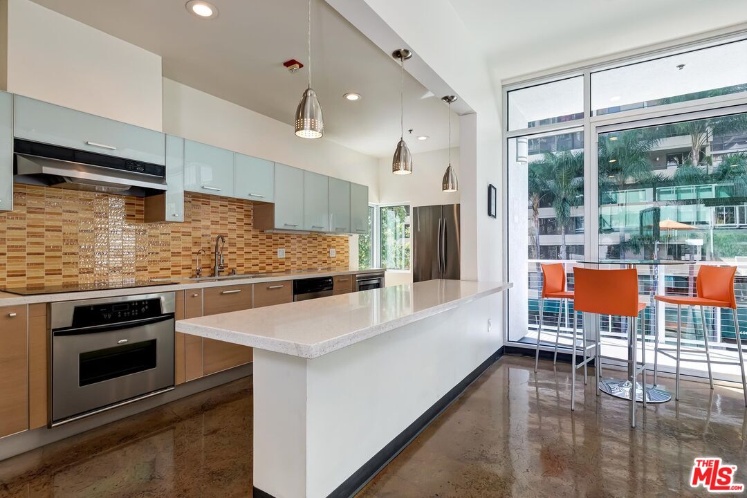 645 W 9th St Unit: 500
