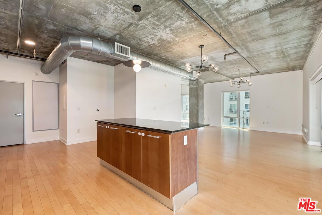 645 W 9th St Unit: 500