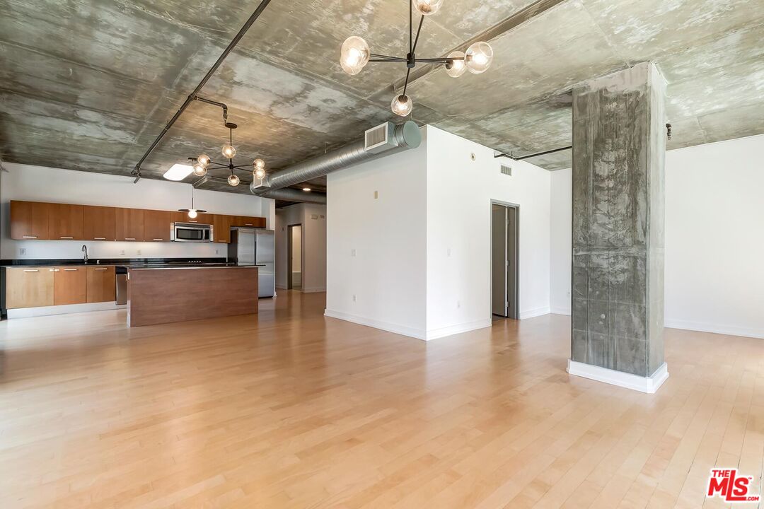 645 W 9th St Unit: 500