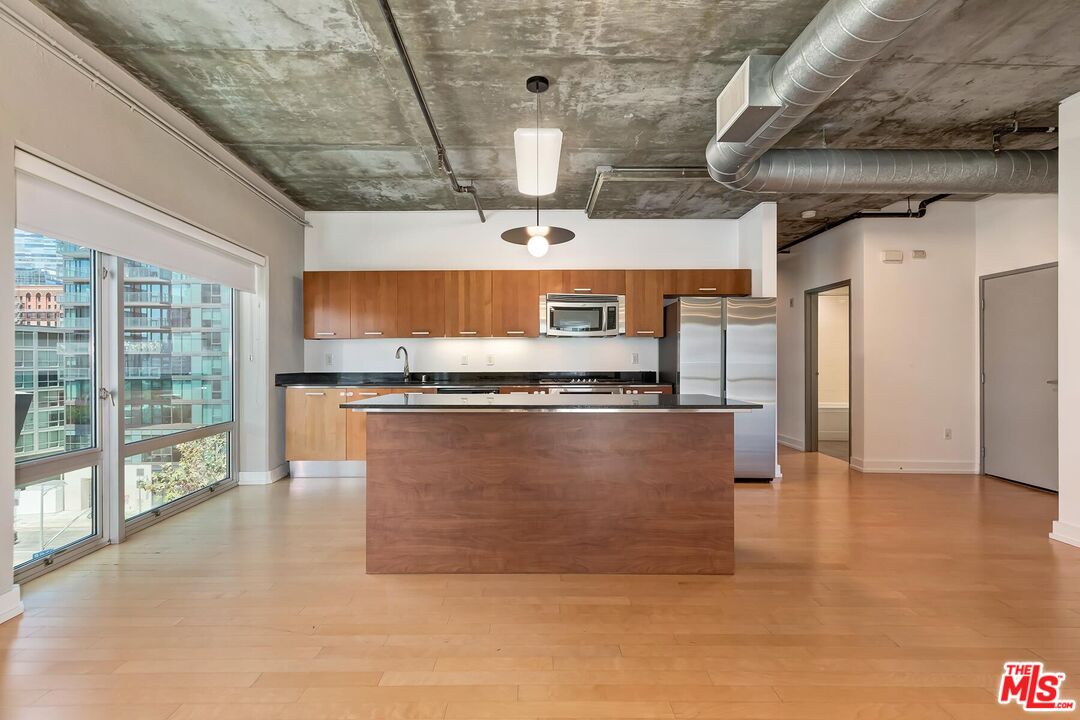 645 W 9th St Unit: 500