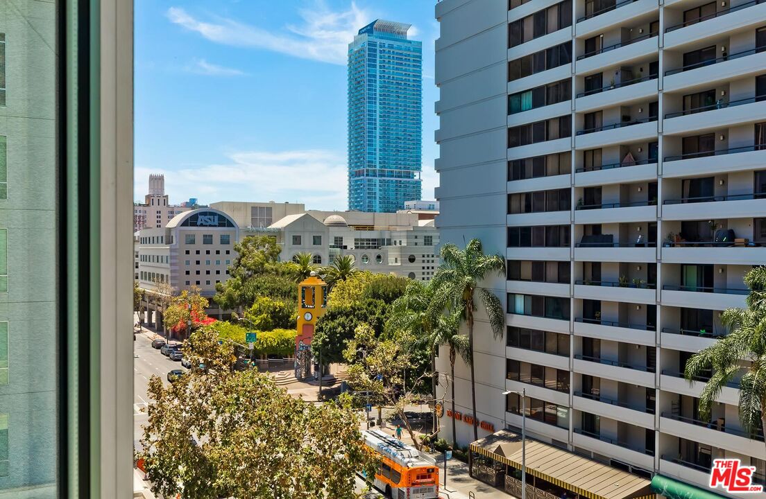 645 W 9th St Unit: 500
