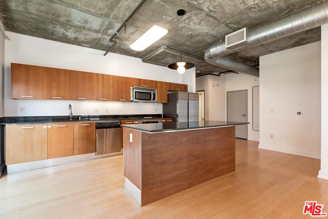 645 W 9th St Unit: 500