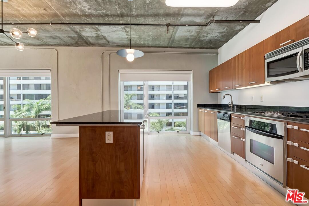 645 W 9th St Unit: 500