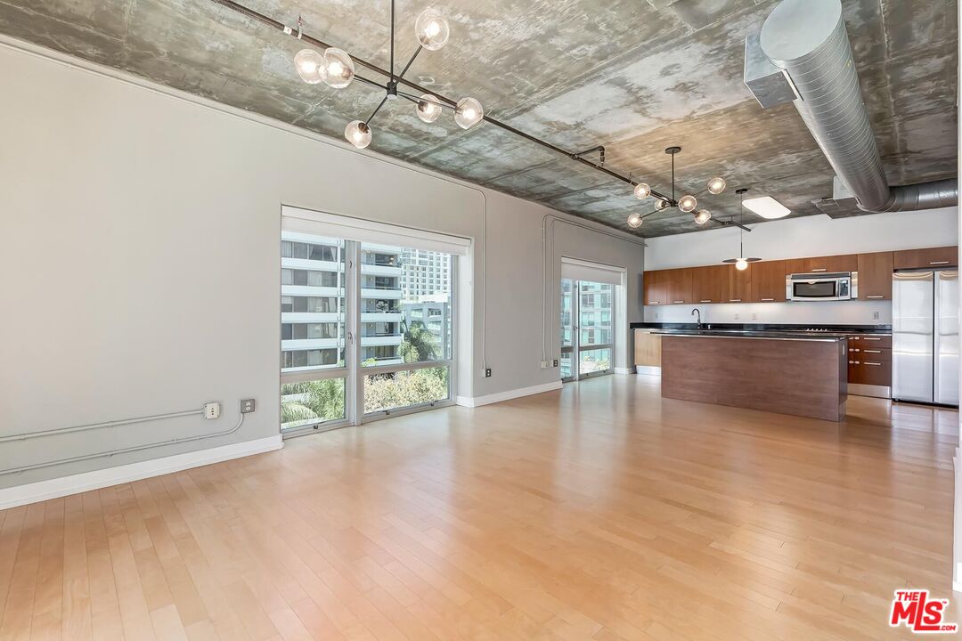 645 W 9th St Unit: 500