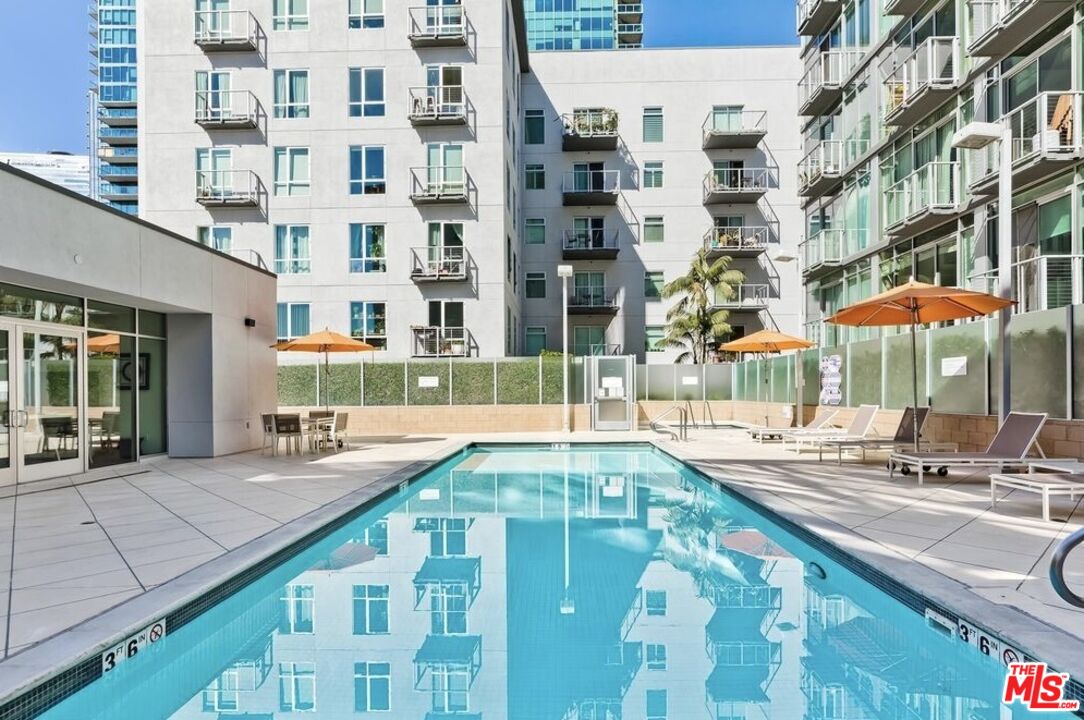 645 W 9th St Unit: 500