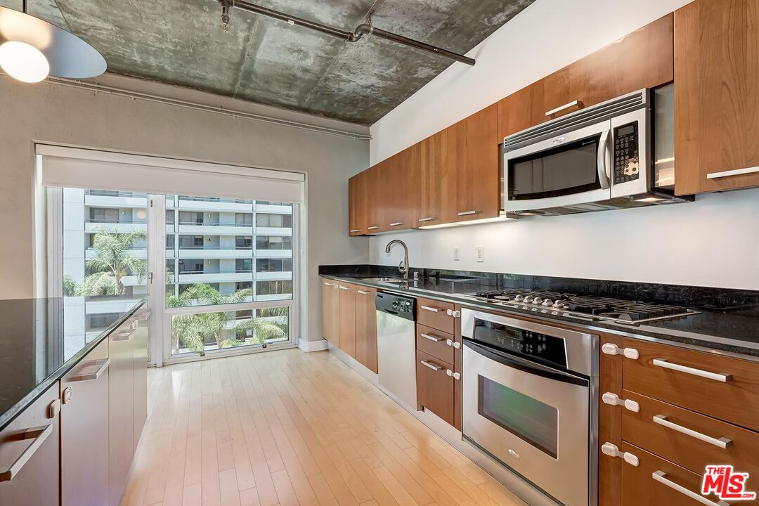 645 W 9th St Unit: 500