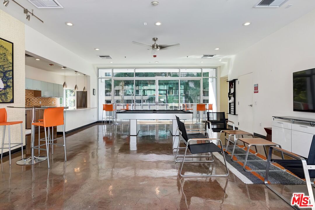 645 W 9th St Unit: 500