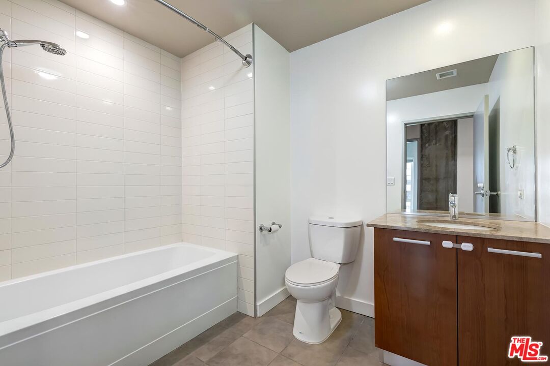 645 W 9th St Unit: 500
