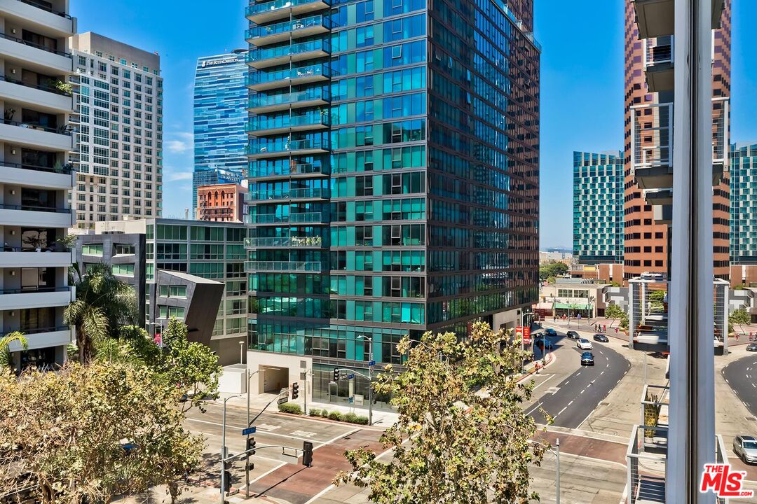 645 W 9th St Unit: 500