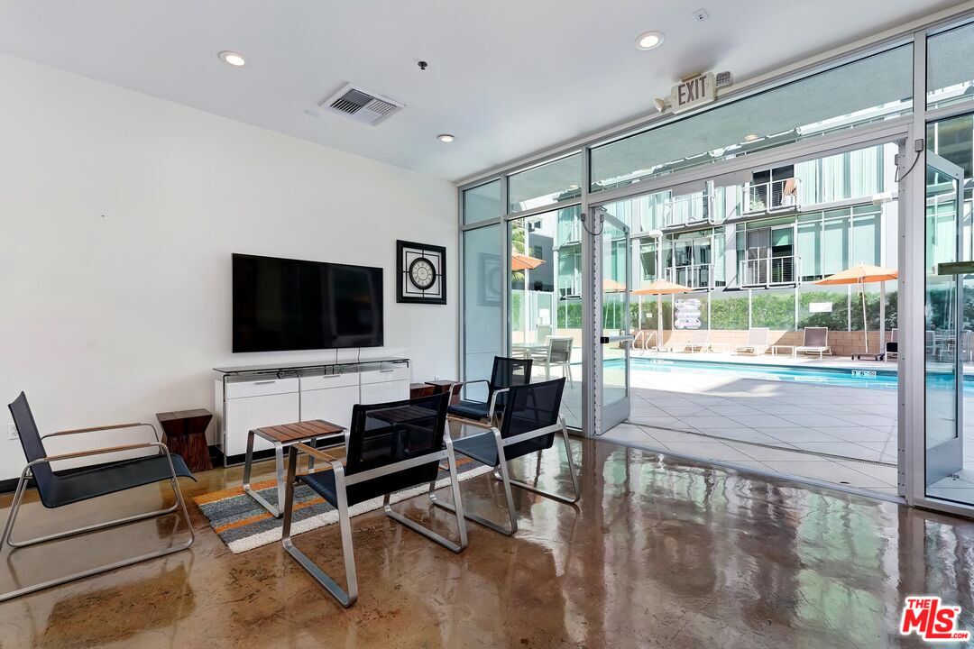 645 W 9th St Unit: 500