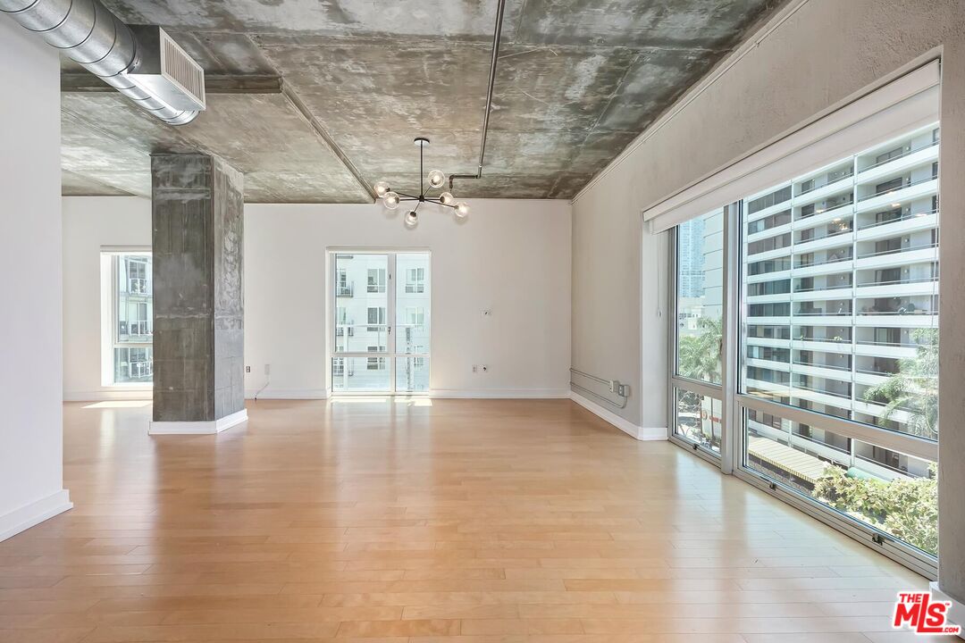 645 W 9th St Unit: 500