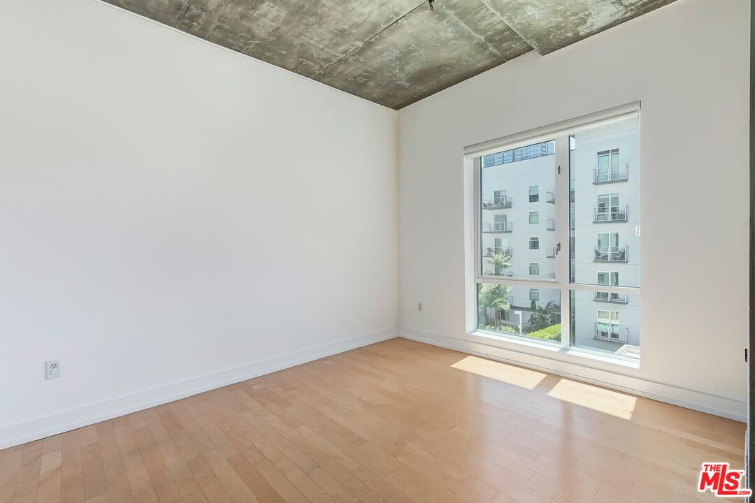 645 W 9th St Unit: 500