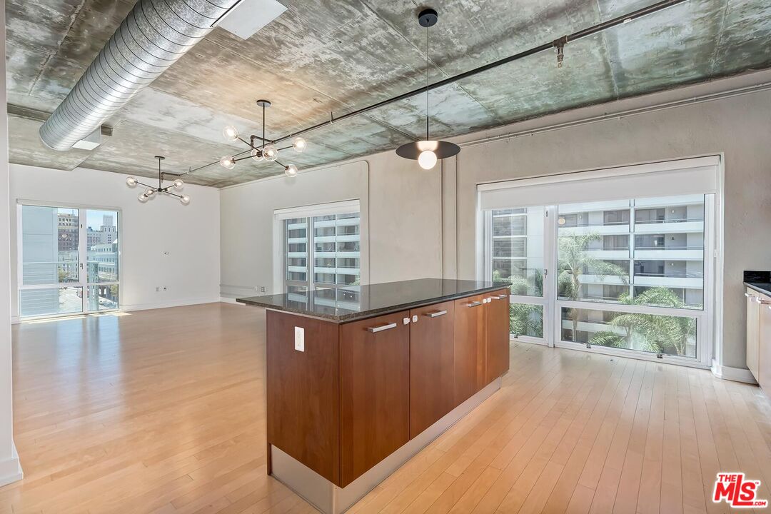 645 W 9th St Unit: 500