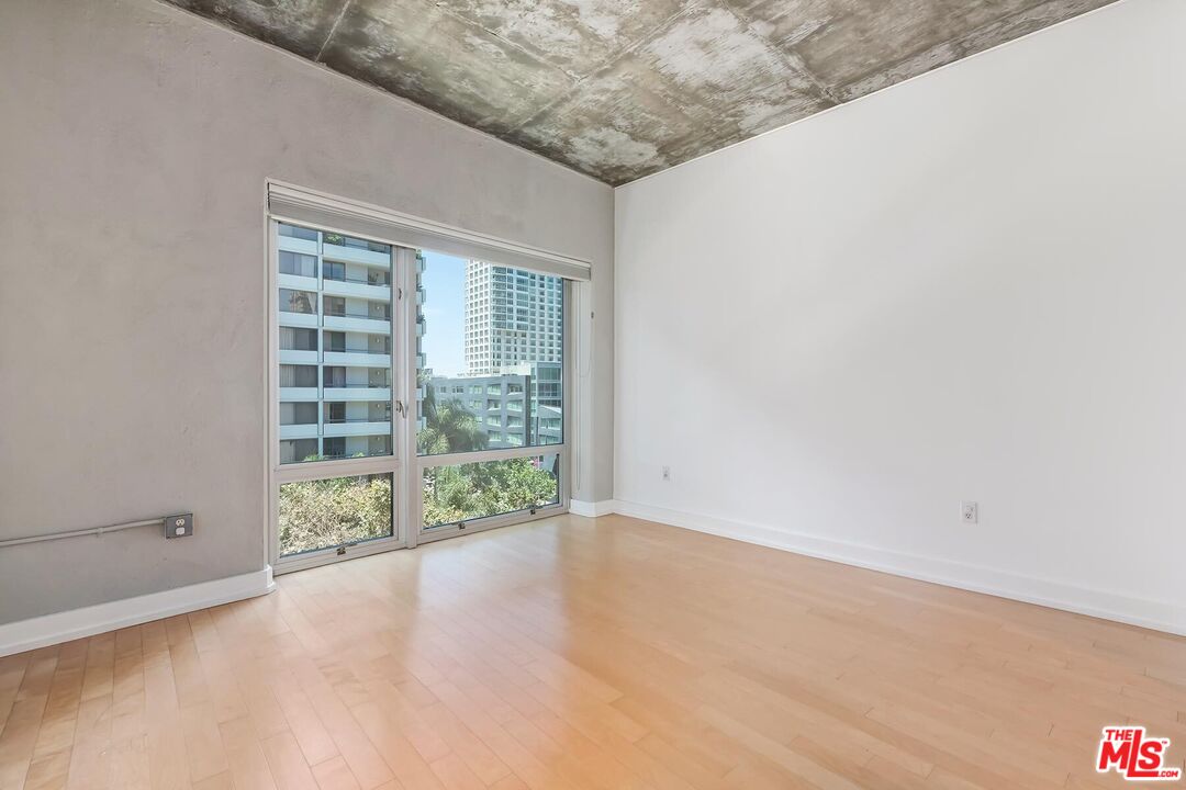 645 W 9th St Unit: 500