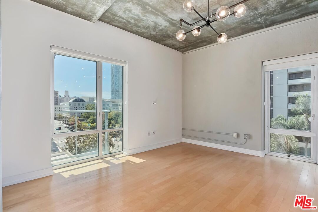645 W 9th St Unit: 500