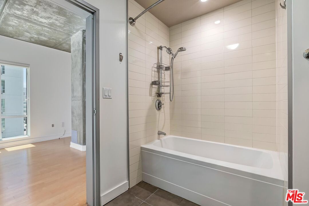 645 W 9th St Unit: 500