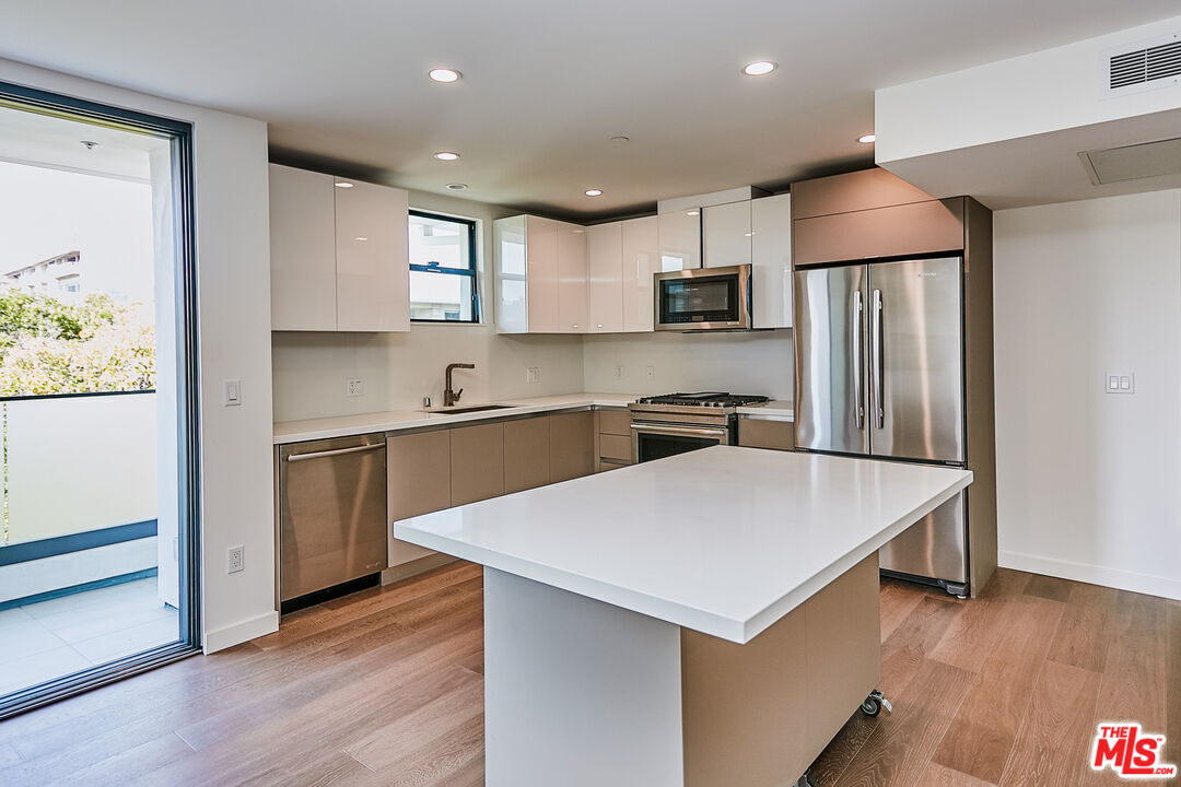 328 N Maple Dr Unit: 204