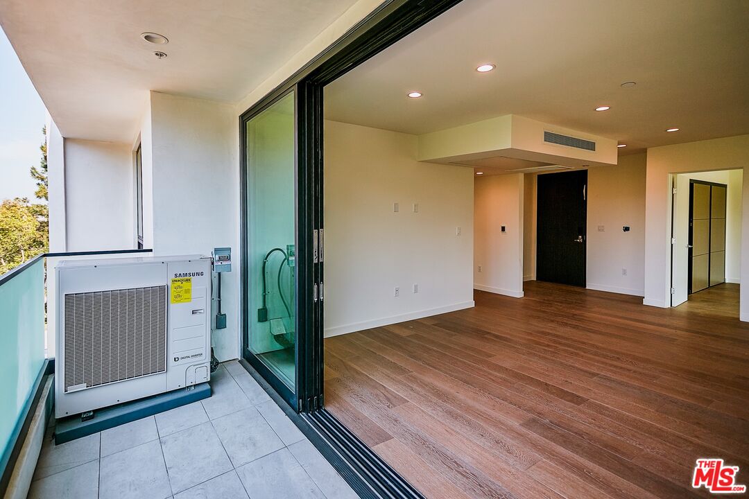 328 N Maple Dr Unit: 204