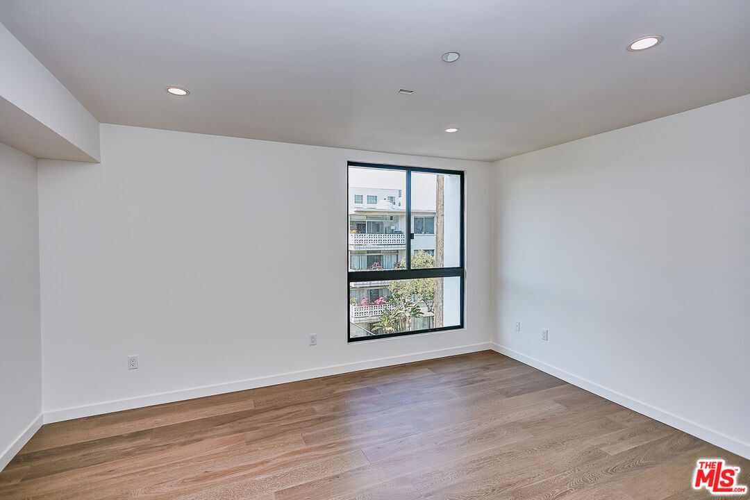 328 N Maple Dr Unit: 204
