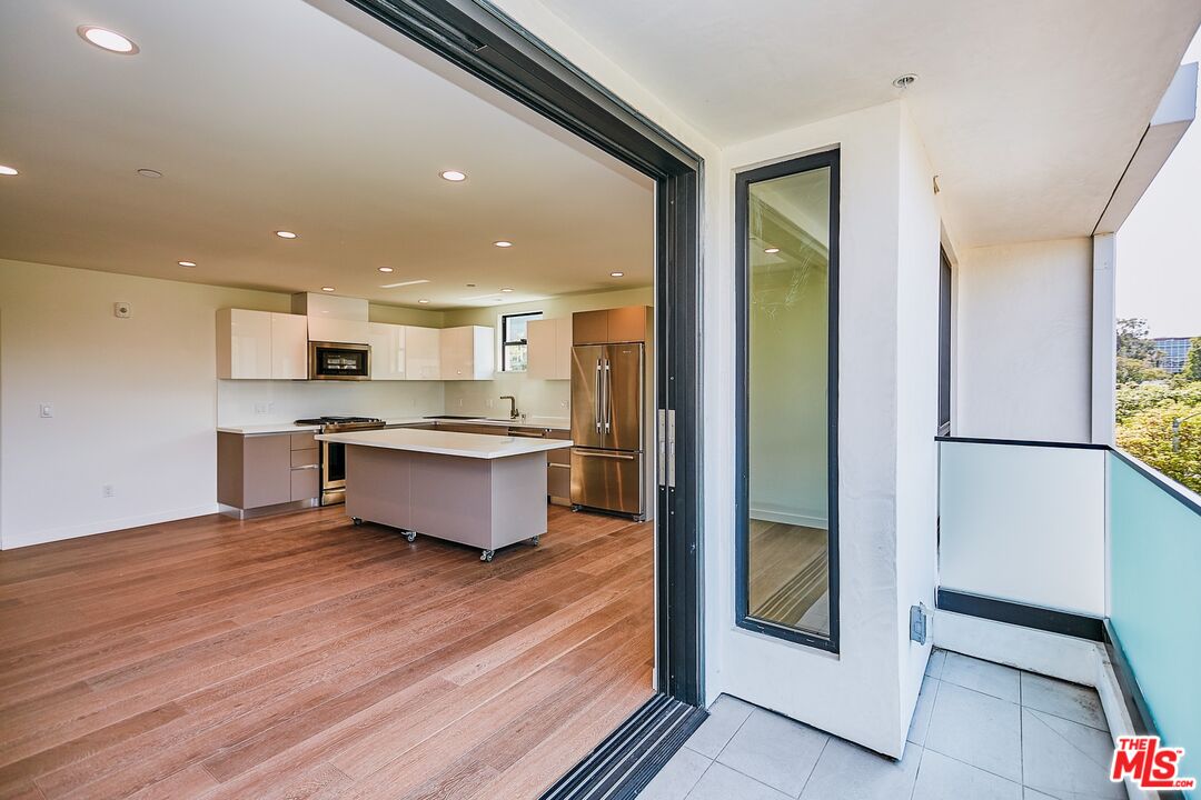 328 N Maple Dr Unit: 204