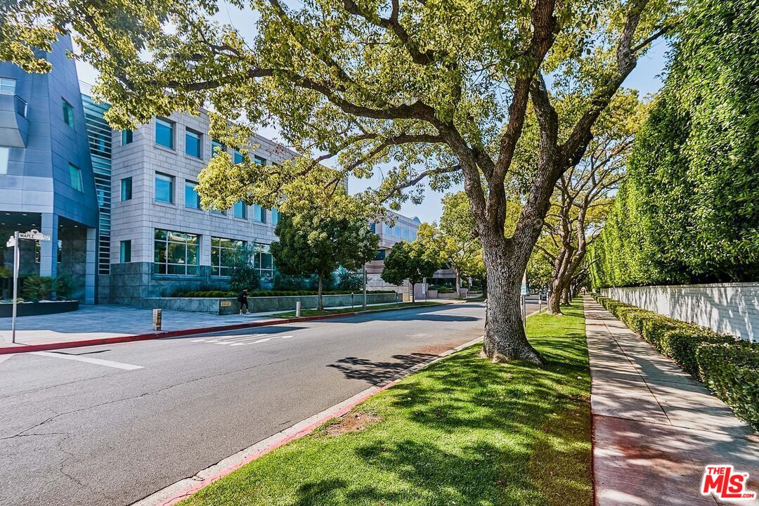 328 N Maple Dr Unit: 204