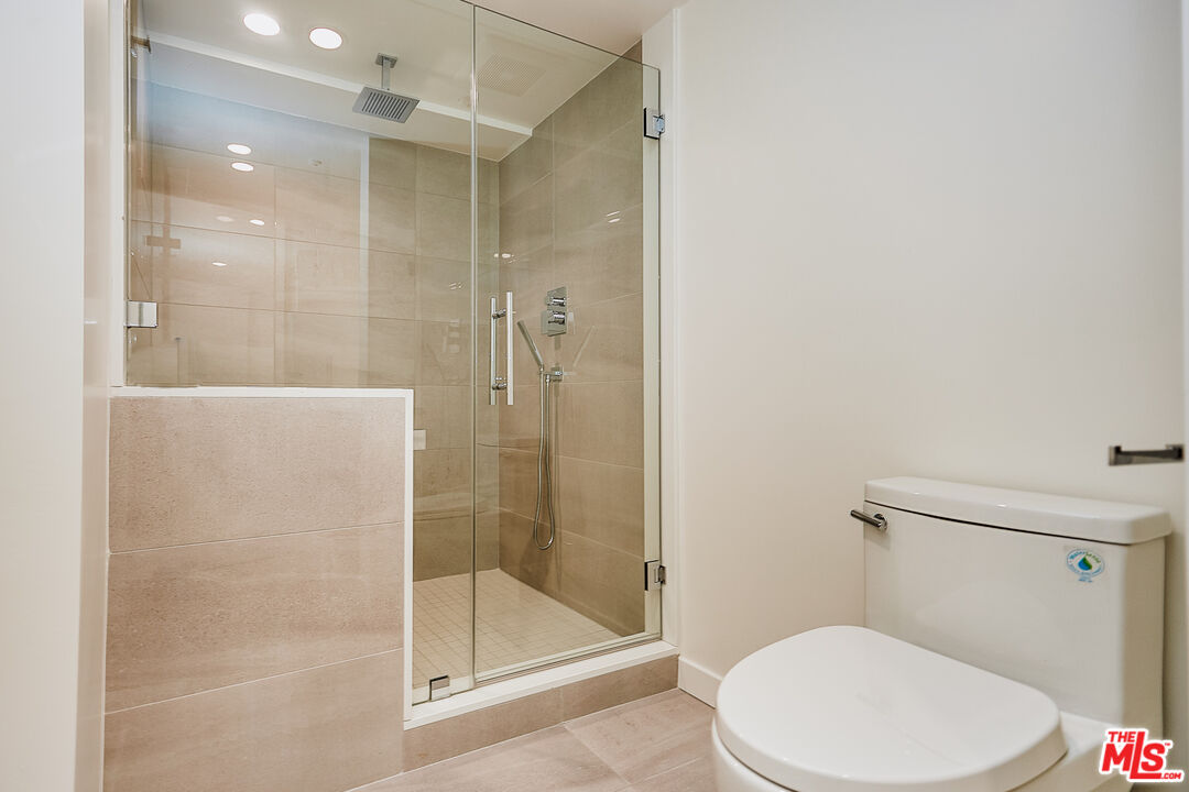 328 N Maple Dr Unit: 204
