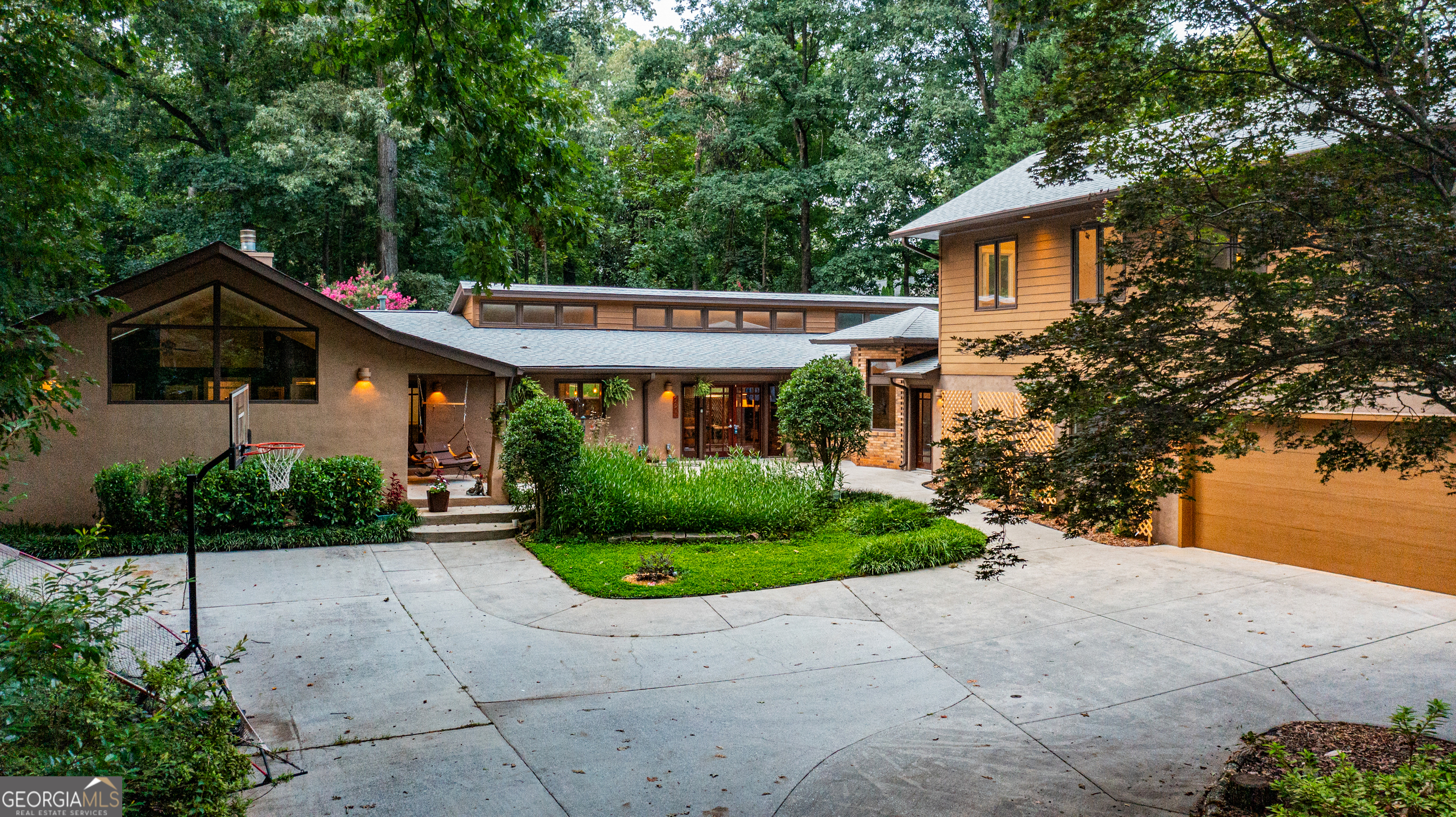 2622 Mckinnon Drive