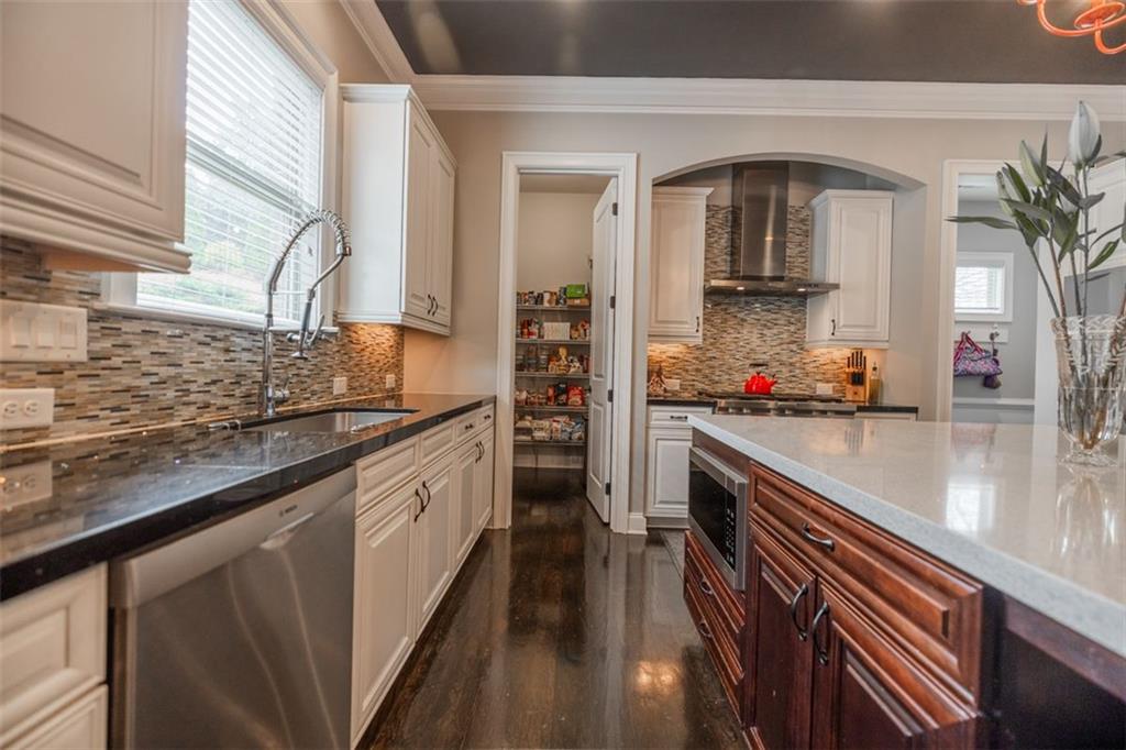 732 RAVENVIEW Court
