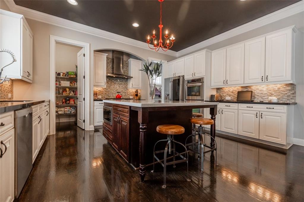 732 RAVENVIEW Court