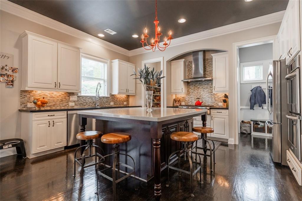 732 RAVENVIEW Court