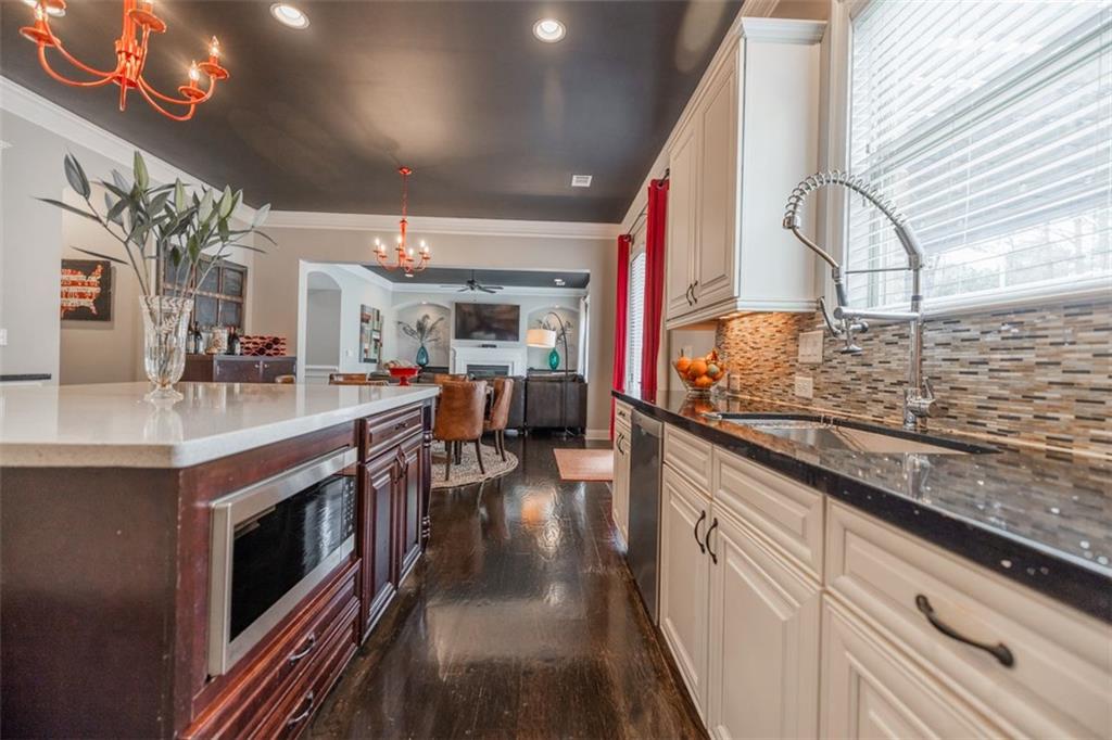 732 RAVENVIEW Court