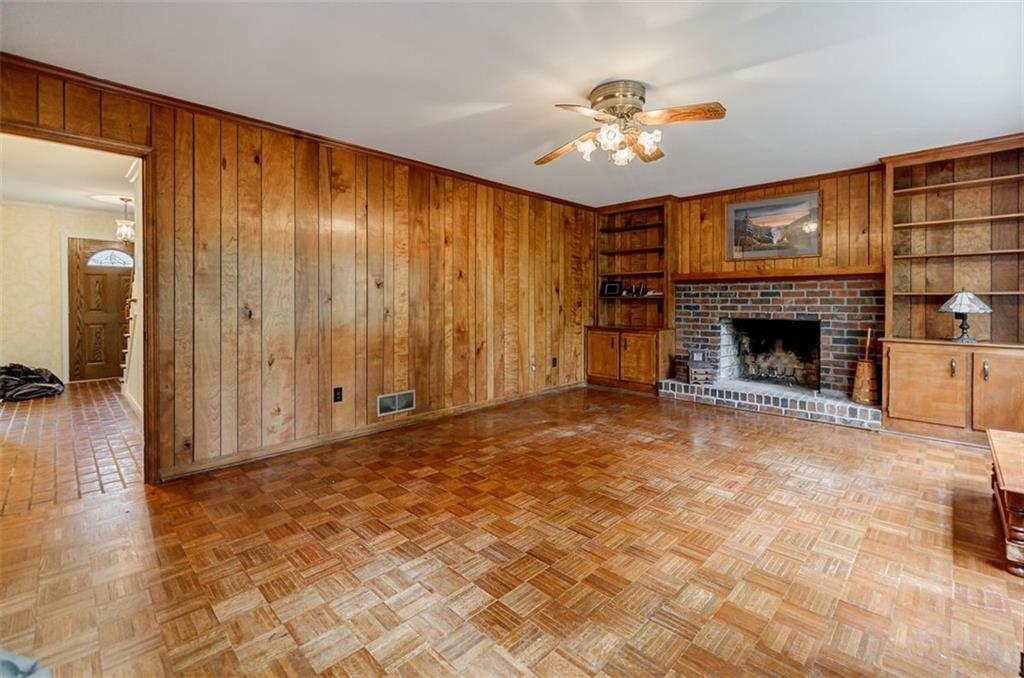 6364 QUEEN VIEW Lane