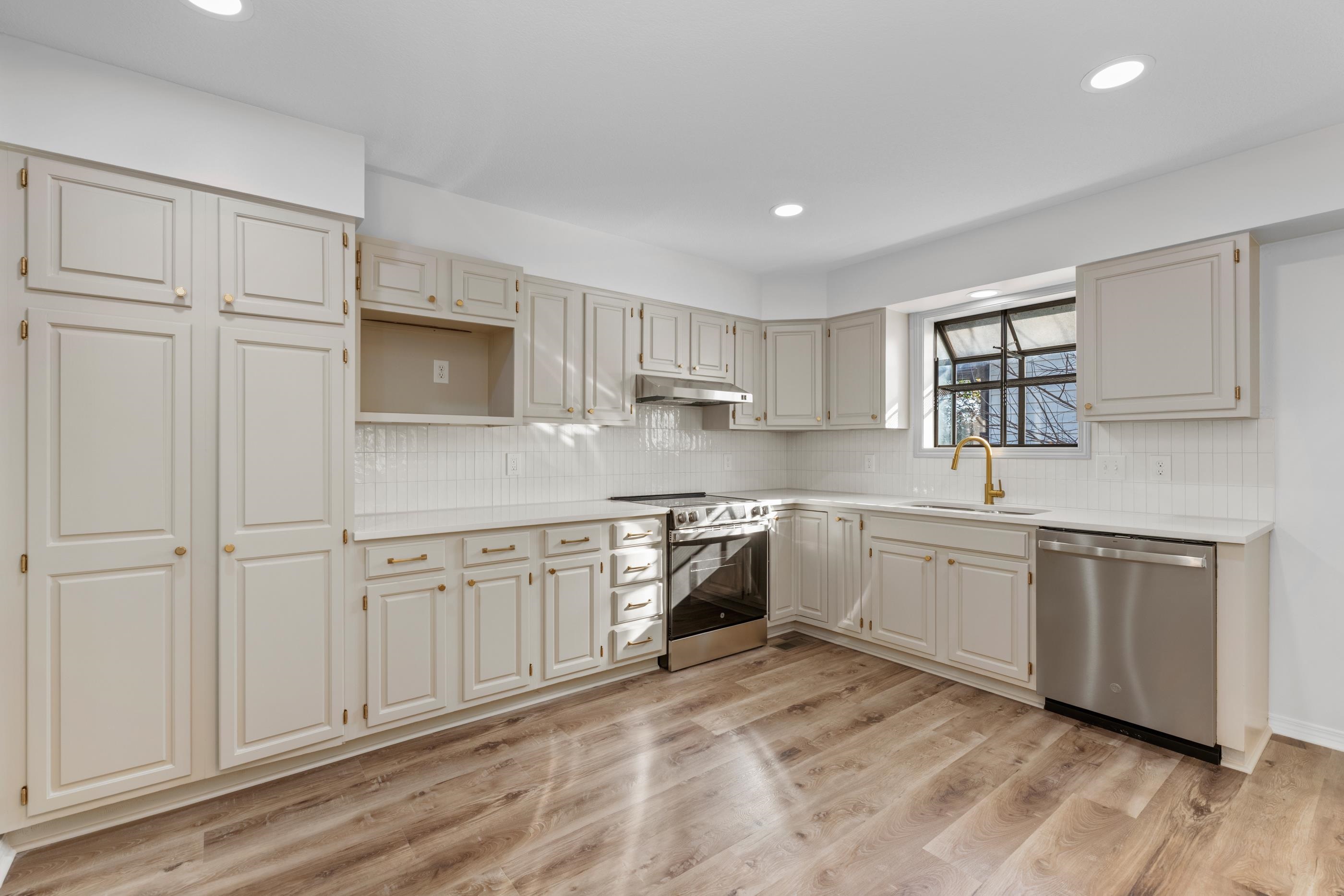 2461 N Bromfield Cir