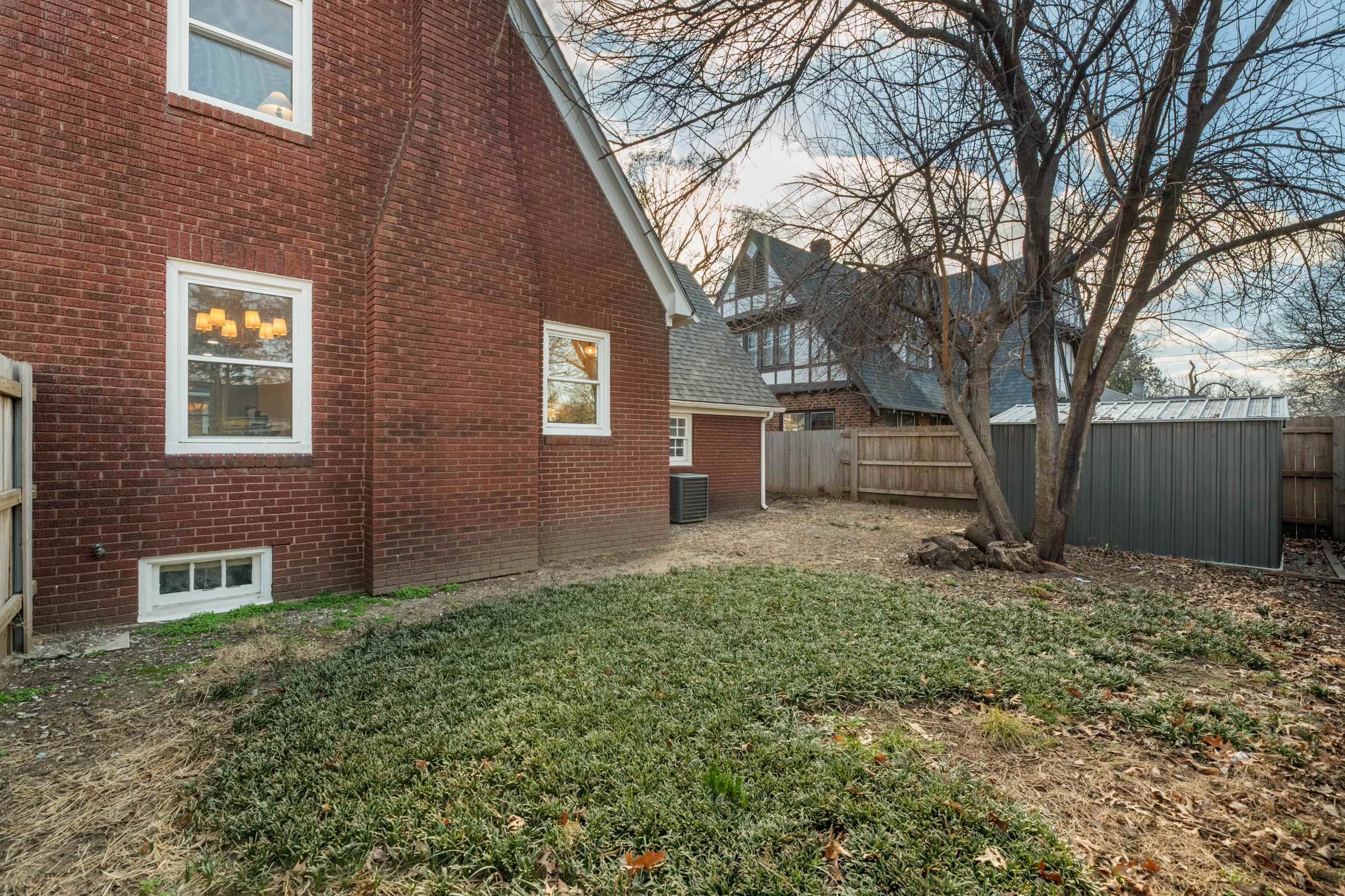 751 N Faulkner St
