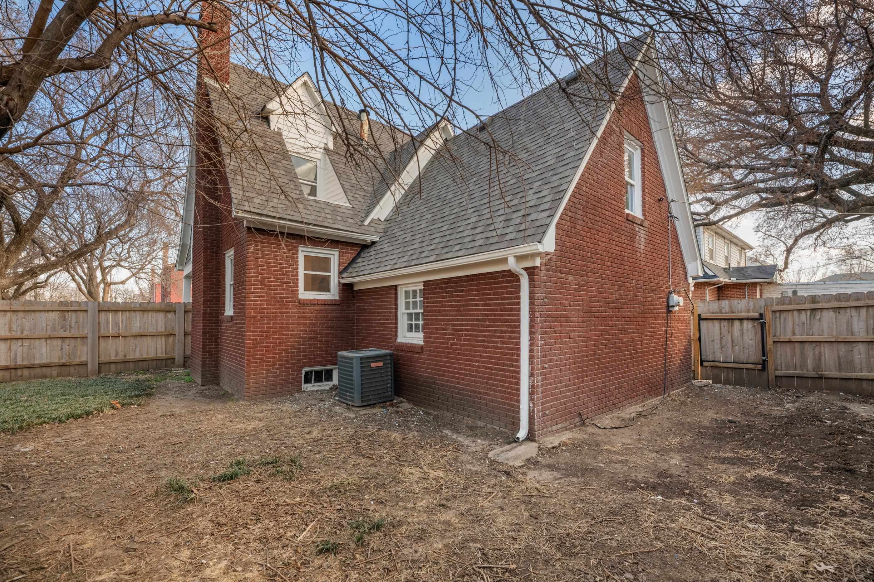 751 N Faulkner St