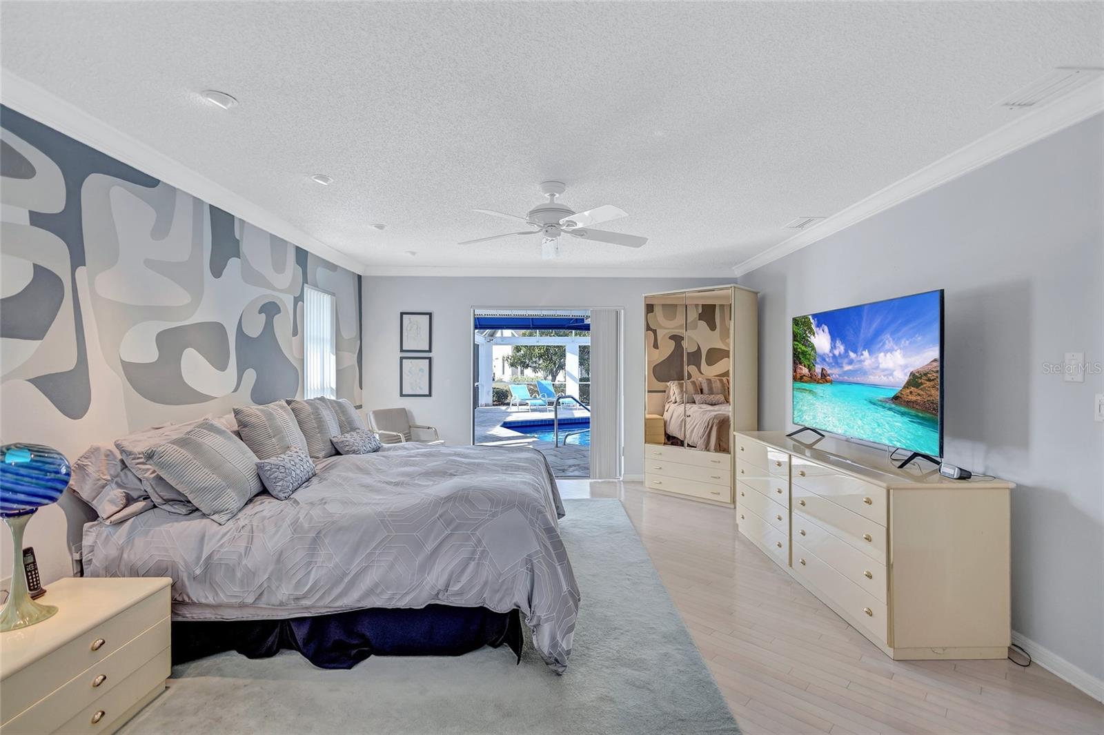 6851 COUNTRY LAKES CIR