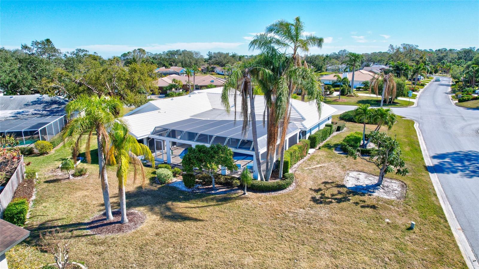 6851 COUNTRY LAKES CIR